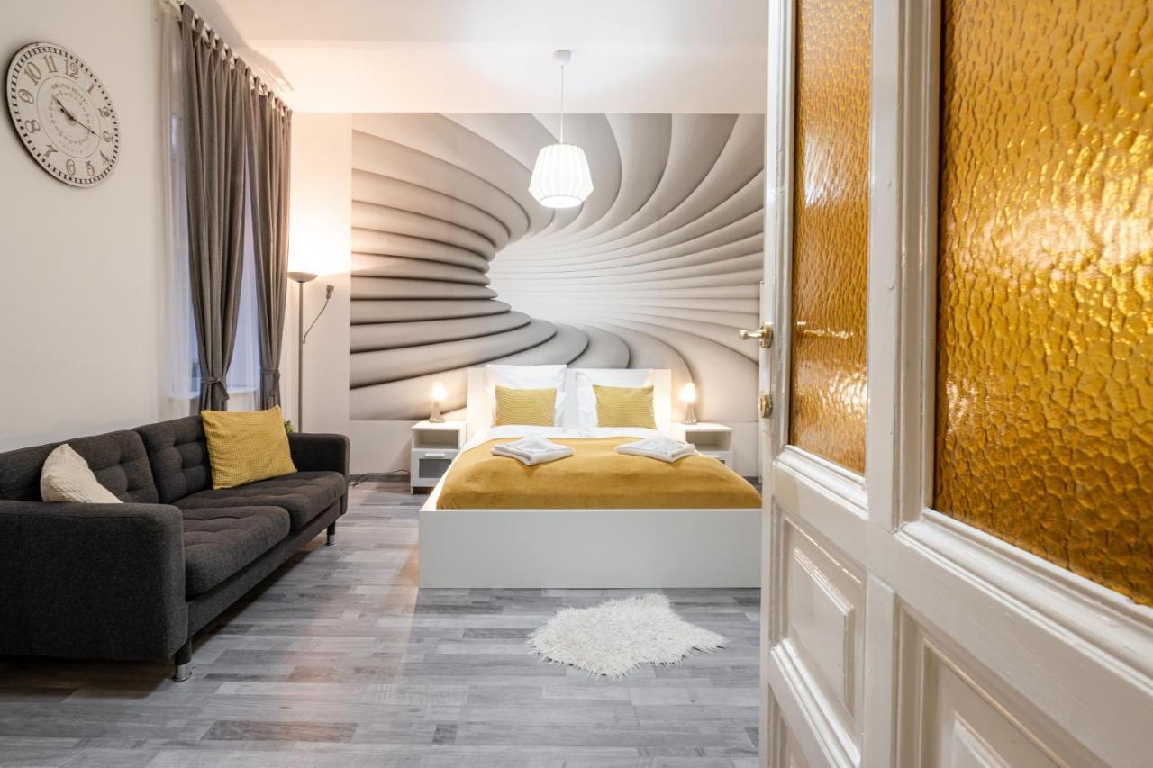Theresa Loop Budapest